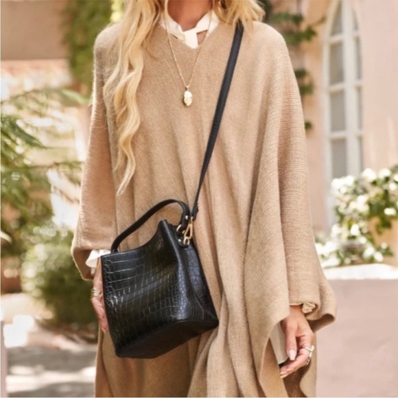 AOTA Elena Vegan Black Mock Croc Embossed Bucket Crossbody Bag Black NWT - Picture 2 of 8